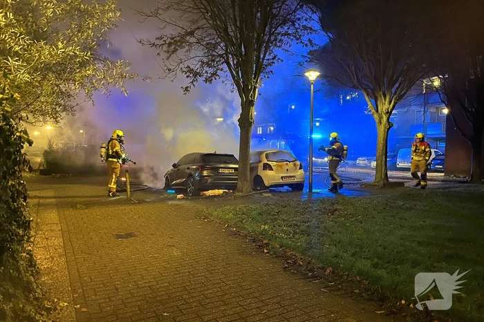 Twee gepareerde personenwagens vliegen in brand