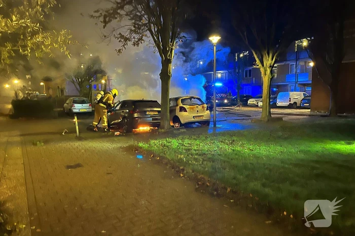 Twee gepareerde personenwagens vliegen in brand
