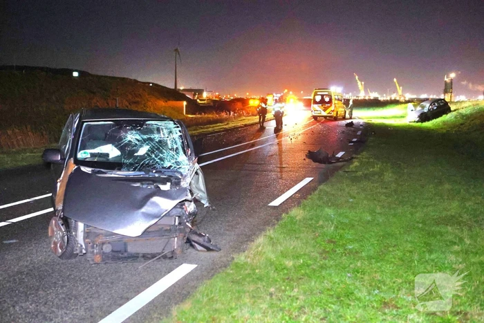 Persoon slaat op vlucht na crash en laat ravage en zwaargewonde achter