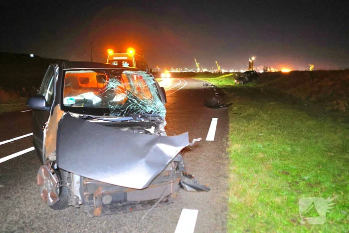 Persoon slaat op vlucht na crash en laat ravage en zwaargewonde achter