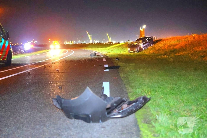 Persoon slaat op vlucht na crash en laat ravage en zwaargewonde achter