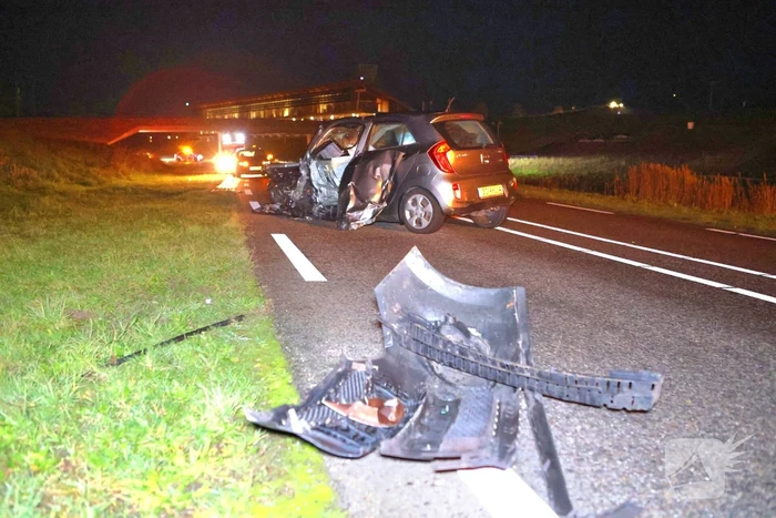 Persoon slaat op vlucht na crash en laat ravage en zwaargewonde achter