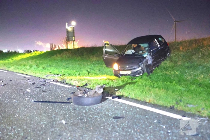 Persoon slaat op vlucht na crash en laat ravage en zwaargewonde achter