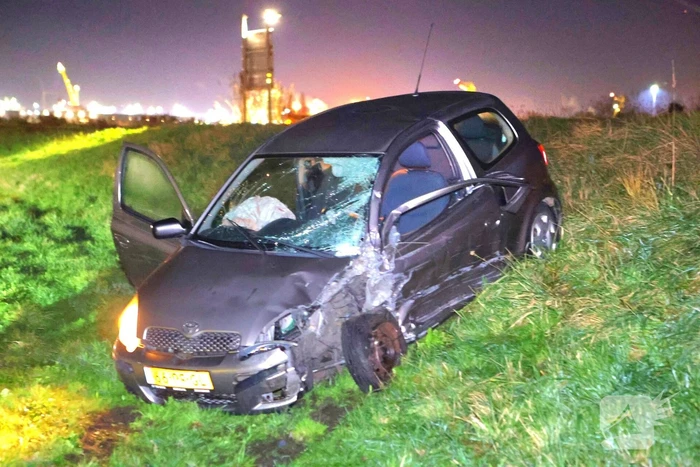 Persoon slaat op vlucht na crash en laat ravage en zwaargewonde achter