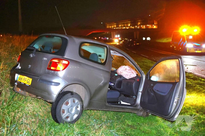 Persoon slaat op vlucht na crash en laat ravage en zwaargewonde achter