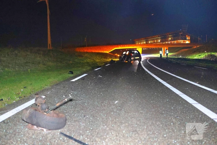 Persoon slaat op vlucht na crash en laat ravage en zwaargewonde achter