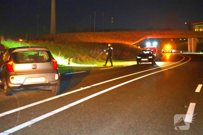 Persoon slaat op vlucht na crash en laat ravage en zwaargewonde achter
