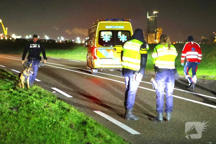 Persoon slaat op vlucht na crash en laat ravage en zwaargewonde achter