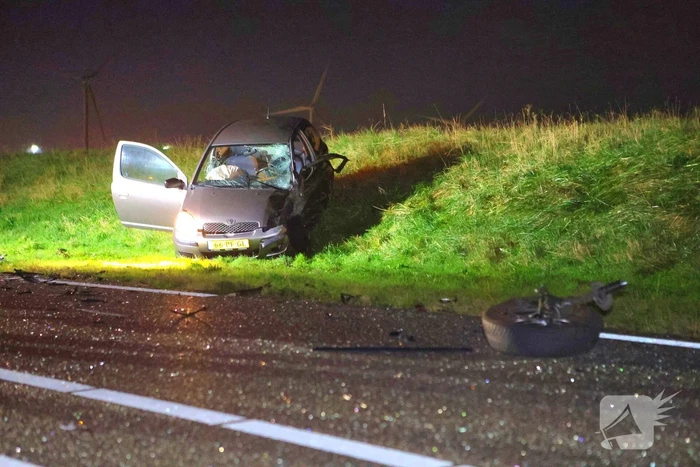 Persoon slaat op vlucht na crash en laat ravage en zwaargewonde achter