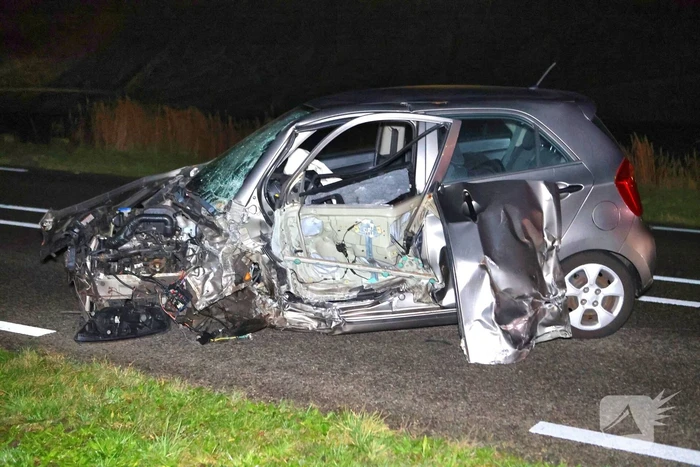 Persoon slaat op vlucht na crash en laat ravage en zwaargewonde achter