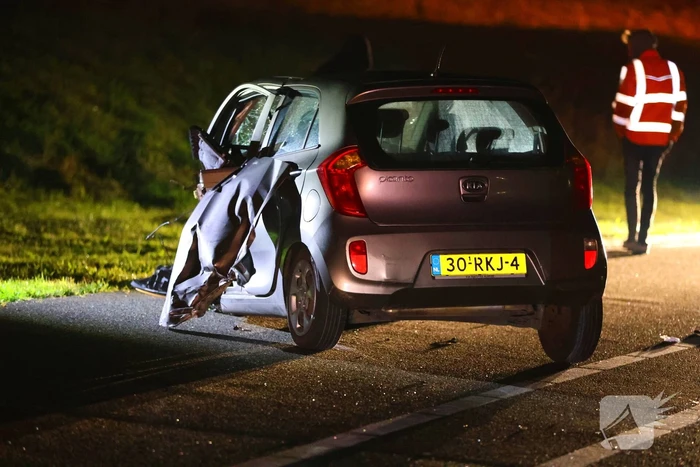 Persoon slaat op vlucht na crash en laat ravage en zwaargewonde achter