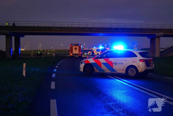 Brandweer haalt persoon uit auto in sloot