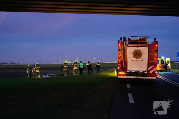 Brandweer haalt persoon uit auto in sloot