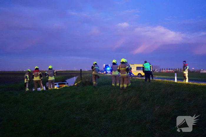 Brandweer haalt persoon uit auto in sloot