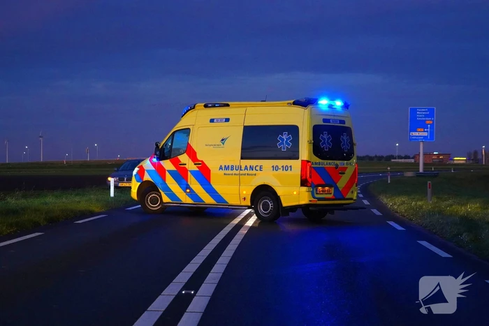 Brandweer haalt persoon uit auto in sloot