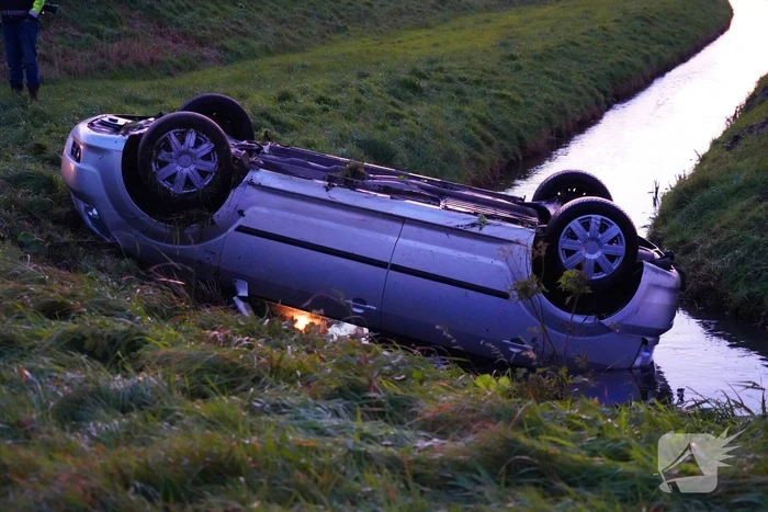 Brandweer haalt persoon uit auto in sloot