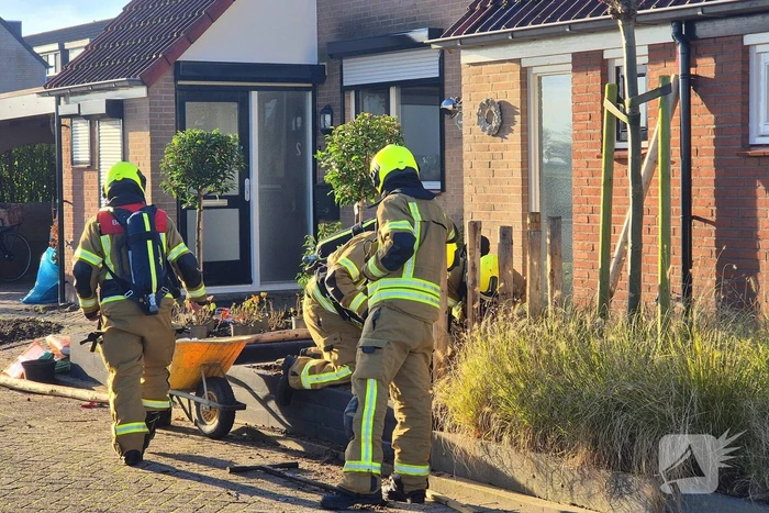 Brandweer graaft in tuin wegens gaslekkage
