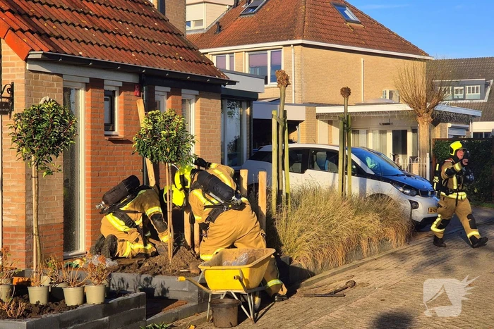 Brandweer graaft in tuin wegens gaslekkage