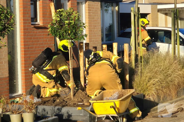 Brandweer graaft in tuin wegens gaslekkage