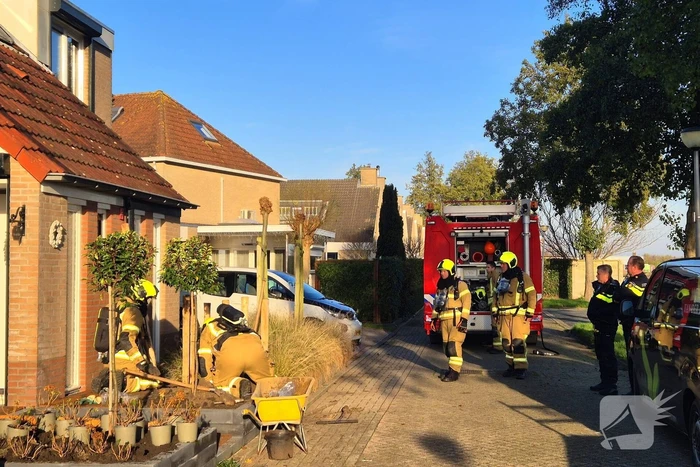 Brandweer graaft in tuin wegens gaslekkage