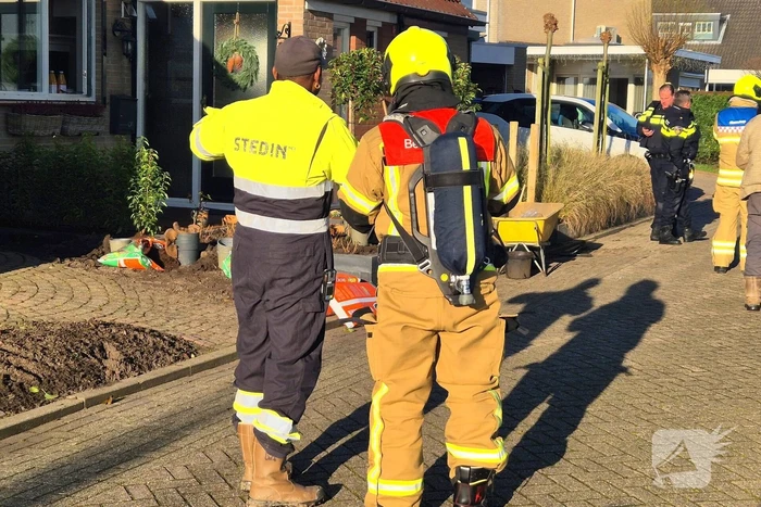 Brandweer graaft in tuin wegens gaslekkage