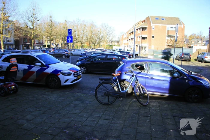 Fietser door achterruit van auto bij botsing