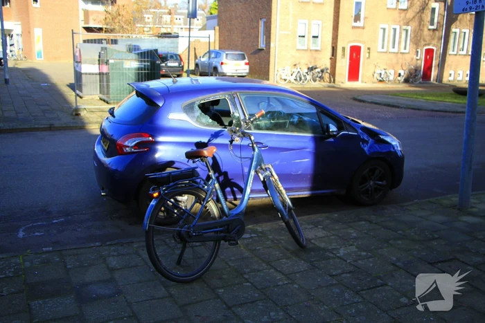 Fietser door achterruit van auto bij botsing