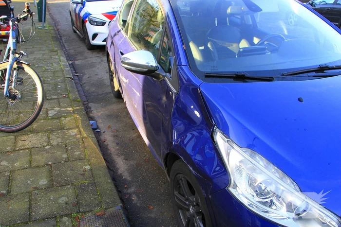 Fietser door achterruit van auto bij botsing