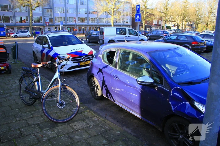 Fietser door achterruit van auto bij botsing