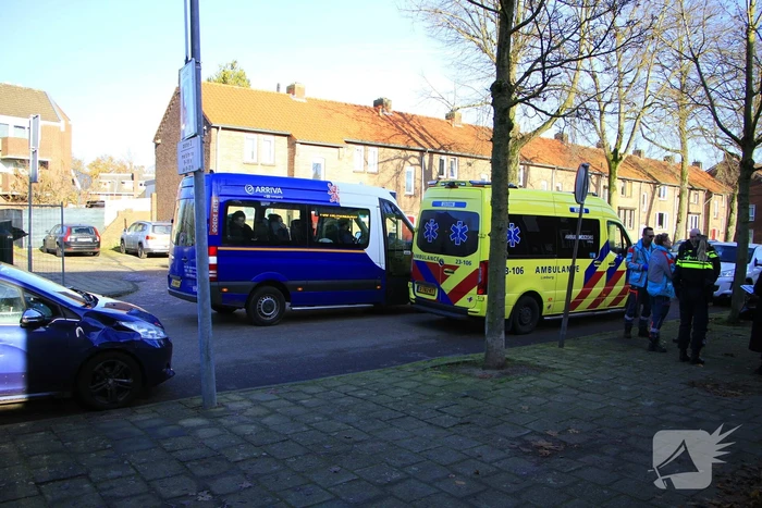 Fietser door achterruit van auto bij botsing