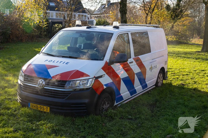Politiebus vast tijdens achtervolgen van losgebroken hond