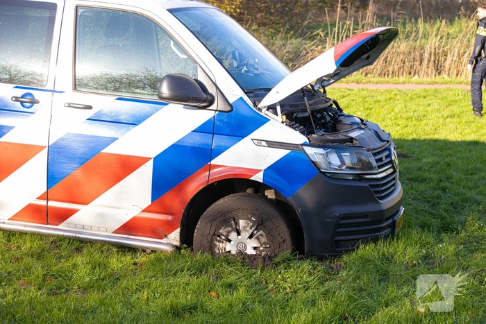 Politiebus vast tijdens achtervolgen van losgebroken hond
