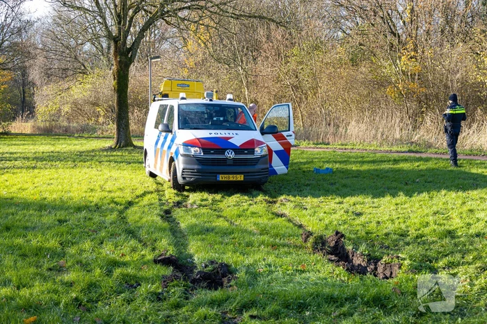 Politiebus vast tijdens achtervolgen van losgebroken hond