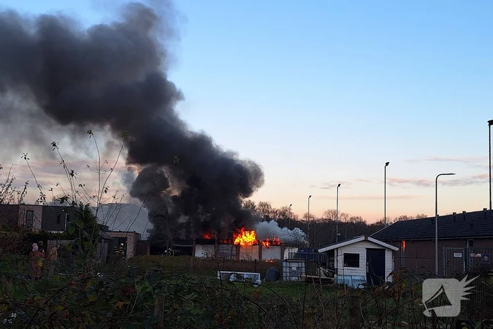 Brandweer trekt terug bij grote brand in garageboxen, instortingen door explosies