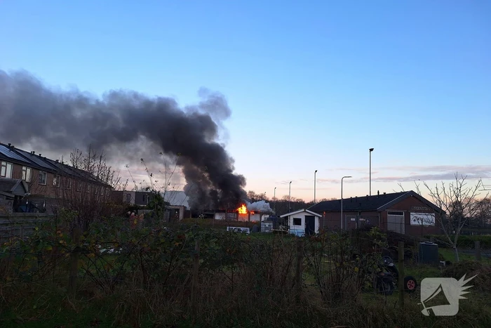 Brandweer trekt terug bij grote brand in garageboxen, instortingen door explosies