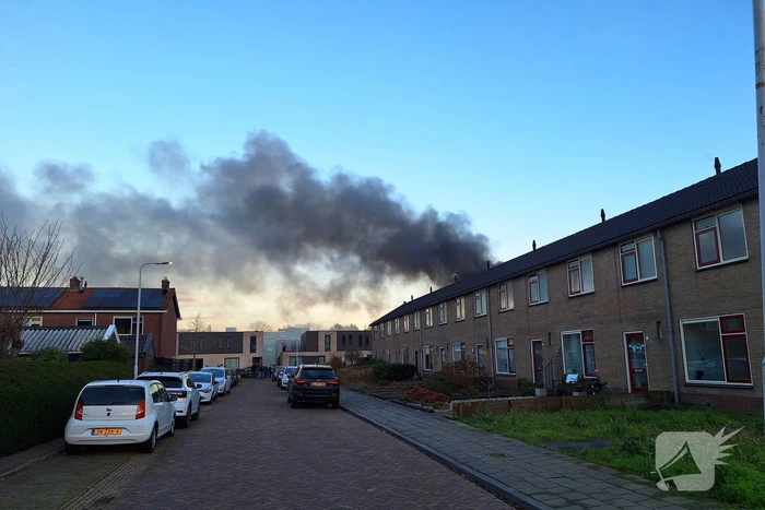 Brandweer trekt terug bij grote brand in garageboxen, instortingen door explosies