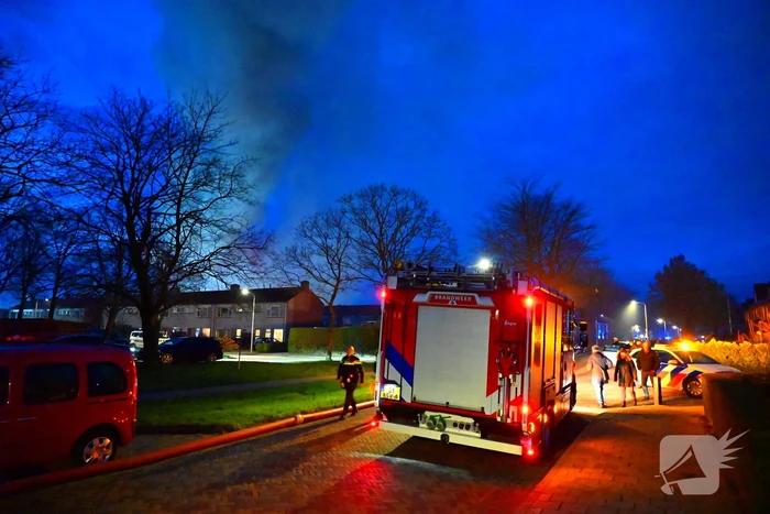 Brandweer trekt terug bij grote brand in garageboxen, instortingen door explosies