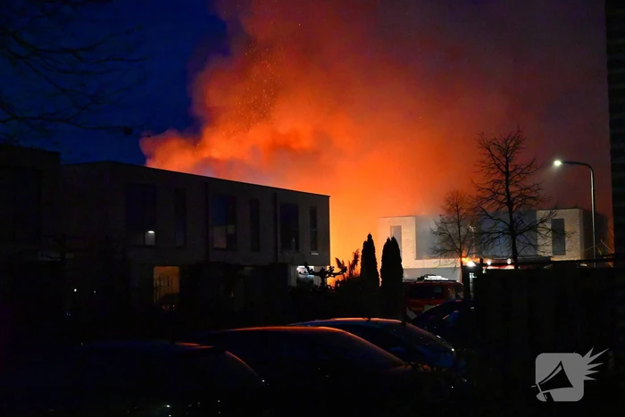 Brandweer trekt terug bij grote brand in garageboxen, instortingen door explosies