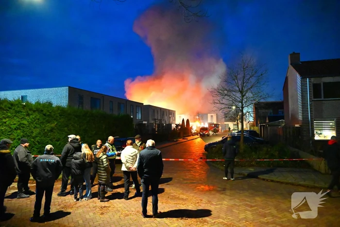 Brandweer trekt terug bij grote brand in garageboxen, instortingen door explosies