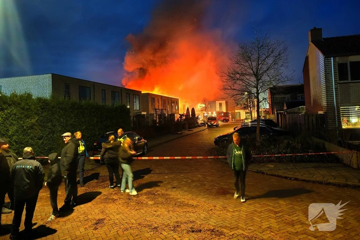 Brandweer trekt terug bij grote brand in garageboxen, instortingen door explosies