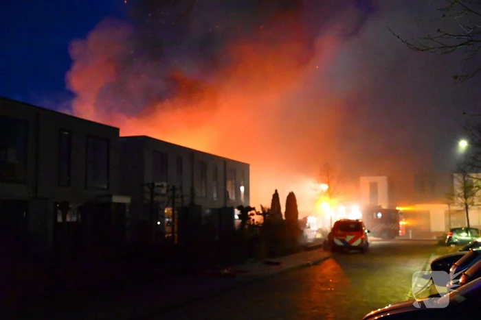 Brandweer trekt terug bij grote brand in garageboxen, instortingen door explosies