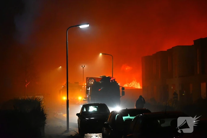 Brandweer trekt terug bij grote brand in garageboxen, instortingen door explosies