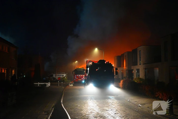 Brandweer trekt terug bij grote brand in garageboxen, instortingen door explosies