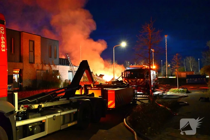 Brandweer trekt terug bij grote brand in garageboxen, instortingen door explosies