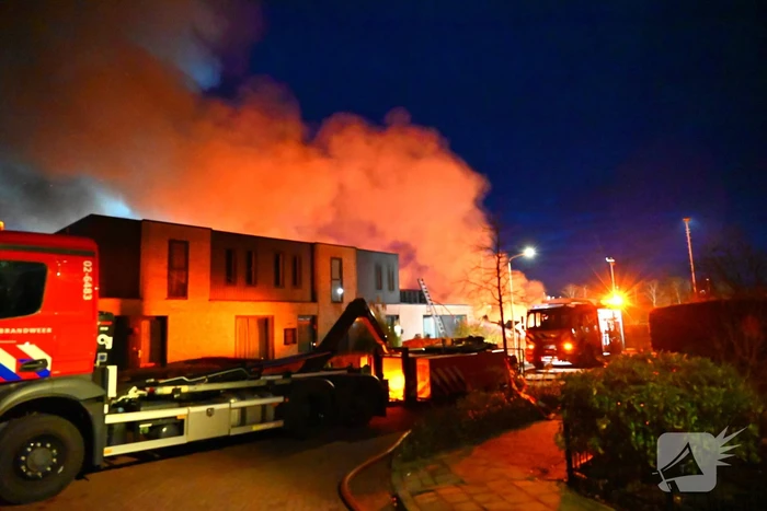 Brandweer trekt terug bij grote brand in garageboxen, instortingen door explosies