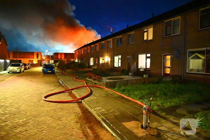 Brandweer trekt terug bij grote brand in garageboxen, instortingen door explosies