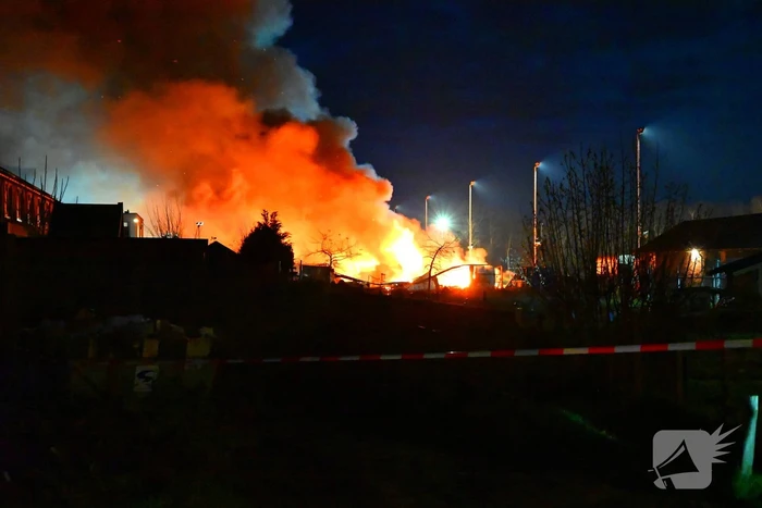 Brandweer trekt terug bij grote brand in garageboxen, instortingen door explosies