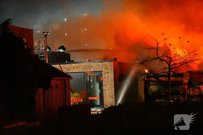 Brandweer trekt terug bij grote brand in garageboxen, instortingen door explosies