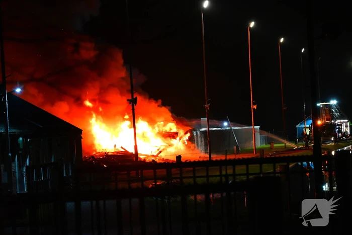 Brandweer trekt terug bij grote brand in garageboxen, instortingen door explosies