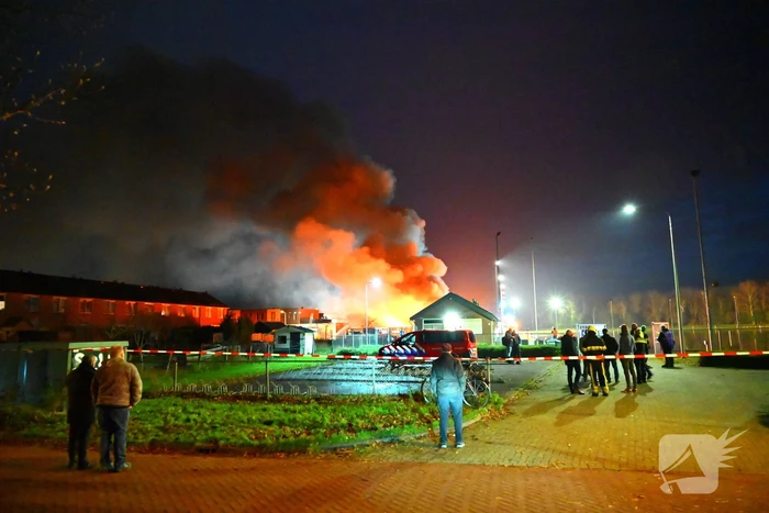 Brandweer trekt terug bij grote brand in garageboxen, instortingen door explosies